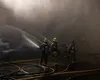 VIDEO Incendiu uriaş, alertă de la pompieri: „Oamenii și animalele de companie ar trebui să stea în interior, cu ușile și ferestrele închise”