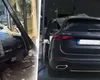 O femeie din Galați a confundat „parcarea”: Șoferița a intrat cu mașina direct într-un bancomat și a rănit o persoană. FOTO