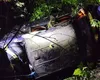 Cod roşu de intervenţie, maşina a căzut într-o prăpastie de 15 m. Doi adolescenţi, prinşi între fiare