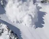 Cod roșu în munții Bucegi! Schiori îngropați în zăpadă de o avalanșă! Salvamont intervine cu câini de căutare și elicopter