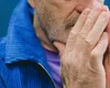 Un bărbat de 100 de ani, găsit mort în casă de familie. Rudele l-au descoperit în genunchi, cu mâinile împreunate