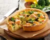 Quiche cu somon, broccoli și spanac. Rețetă rapidă pentru o gustare sărată