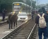 Val de reacții în mediul online după ce un șofer din Capitală a ajuns cu mașina între două linii de tramvai: „Cred că Waze i-a spus să se încadreze pe banda din mijloc”