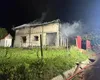 Casă incendiată de fulger în Galați. Un bărbat a suferit arsuri când încerca să stingă focul