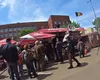 VIDEO – Românii sărbătoresc 1 mai tradițional cu mici și bere. Cozi de la primele ore ale dimineții la terasa din piata Obor