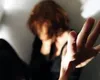 O femeie din Arad a fost arsă pe picioare cu fierul de călcat și bătută cu bastonul telescopic de partenerul său. Bărbatul a fost trimis în judecată în stare de arest preventiv