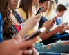 Folosirea telefoanelor mobile de către elevi ar putea fi interzisă chiar și în pauze. Psiholog: „Această măsură va forța copilul să relaționeze cu cei din jur și să devină mai empatic”