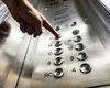 Incident șocant într-un lift. O baterie externă a explodat şi a provocat un incendiu. Probleme şi cu ascensorul de la DIICOT