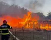Incendiu grav în județul Bistrița-Năsăud. 50 de pui de găină și 30 de miei au murit după ce mai multe anexe gospodărești au luat foc