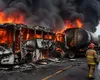 Cel puțin 16 persoane au murit pe loc după ce un autobuz s-a ciocnit frontal cu o cisternă și a luat foc