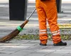 Cât câștigă un măturător de stradă în 2026, în funcție de oraș și sporuri