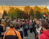 Miting în Piața Victoriei cu două zile înainte de votul decisiv din Parlament. Susținătorii lui Ilie Bolojan cer respingerea moțiunii PSD-AUR
