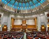 Cum își măresc politicienii salariile în timp ce restul românilor strâng cureaua. Noua lege a salarizării crește veniturilor parlamentarilor cu 3.000 de lei