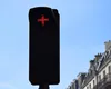 Crucea roșie apărută la semafor i-a pus în dificultate pe șoferi. Ce înseamnă, de fapt