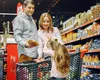 Românii admit că sunt vânători de oferte la supermarket. Metoda folosită de cei care salvează cei mai mulți bani. ”Nu fac nicio mișcare fără să mă uit la preț”
