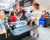 Fostă angajată a unui celebru lanț de supermarketuri, acuzată că a furat 100.000 de euro. Femeia a reușit să fraudeze compania folosindu-se de carduri cadou