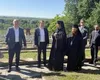 Imagini rare cu premierul demis! Ilie Bolojan, prezent la Mânăstirea Eroilor, se roagă să pice Guvernul Veștea