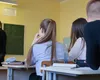 Burse școlare 2026. Când primesc elevii banii în luna iunie și ce sume vor intra pe carduri