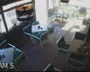 VIDEO Clipe teribile pentru clienții unei pizzerii din Târgu Jiu! Explozia unui pneu al unei autospeciale de la salubritate, aflate în zonă, a spart geamurile restaurantului