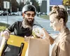 Un curier a recunoscut că gustă din fiecare comandă pe care o livrează. Val de reacții în mediul online