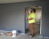 Reguli la bloc 2026. Când iei amendă dacă dai cu bidineaua! Ce trebuie să respecte toţi proprietarii la renovarea unui apartamament