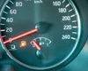 Ce înseamnă săgeata de lângă indicatorul de combustibil din bord. Detaliul pe care mulți șoferi îl observă prea târziu