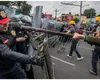 Proteste violente la Campionatul Mondial de Fotbal. Bătaie cu forțele de ordine, oamenii au incendiat mașini și au ridicat baricade VIDEO