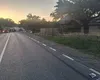 Accident grav în Neamț. Un autocamion s-a răsturnat, a lovit doi stâlpi de electricitate, o ţeavă de gaz şi s-a oprit în gardul a două gospodării 