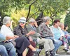 Anunțul care vizează milioane de pensionari! Pensiile vor fi virate pe card mai devreme. Ce se întâmplă cu banii aduși de poștași