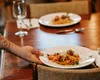 Ce salarii au românii din turism? Cât încasează un ospătar, barman sau administrator de pensiune