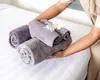 Ce iau turiștii români din hoteluri, deși nu au voie. TOP cele mai ”împrumute” lucruri de către românii, pe lângă prosoape. Unii au fugit cu televizorul