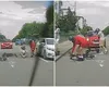 Imagini șocante în trafic. Un adolescent pe trotinetă, la un pas de tragedie sub roțile unei mașini