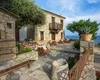 A plătit peste 1.000 de euro pentru o cazare în Grecia, dar a plecat înainte de finalul sejurului. Ce a găsit în cameră