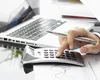 STUDIU: Cât ne costă, de fapt, grijile financiare? Unii oameni ajung să piardă 13 ore pe săptămână calculând bugete și facturi