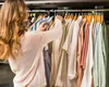 Pericolele ascunse din hainele noi! Motivul pentru care specialiștii recomandă spălarea lor înainte de purtare