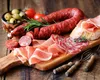 Mic dejun proteic extrem: Turiștii unui hotel all inclusive din Constanța au adus 2.6 kilograme de mezeluri în cameră