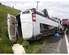 Accident grav în Vrancea. Un microbuz plin cu pasageri s-a răsturnat, a fost activat Planul Roșu de Intervenție