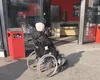 O cerșetoare în scaun cu rotile a atras mila șoferilor la semafor, însă verificările polițiștilor au scos la iveală un detaliu neașteptat