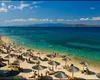 Cât costă un șezlong pe plajele din Grecia în 2026. În preț sunt incluse și băuturile