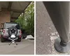 Viralul zilei. Cel mai ingenios şofer din Bucureşti. A tăiat stâlpişor şi i-a montat balama pentru a parca gratis pe trotuar