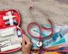 Ce nu trebuie să-ți lipsească din trusa medicală de vacanță. Sfaturile oferite de o farmacistă
