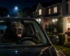 Vecinii nu au dormit toată noaptea din cauza unui urs. Animalul se încuiase singur într-o mașină, a rămas blocat și a claxonat încontinuu