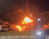 Incendiu la un autocar, în Râmnicu Vâlcea. Flăcările s-au extins la alte două autoutilitare VIDEO