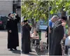 Imagini virale cu o față bisericească ce se dedă la plăceri lumești. În autogara Deva, un călugăr combate canicula cu o bere rece băută direct din butelcă și mângâie tandru pe umerii dezgoliți femeile care stau pe bănci în așteptarea microbuzelor