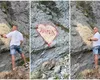 Reacții virale după ce un bărbat a scris cu graffiti pe o stâncă de pe Transfăgărășan numele iubitei: „Anna, ține-ți prostul acasă!”