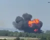 Avion prăbușit, imaginile de la fața locului arată o explozie urmată de două coloane groase de fum. Ministerul Apărării a deschis o anchetă VIDEO
