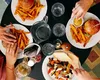 Statul a încasat 600 de milioane de lei din impozitarea bacșișurilor lăsate de români la restaurant în 2025. Cu toate acestea, afacerile HoReCa se zbat să supraviețuiască de la un an la altul