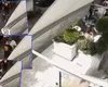 Scandal ziua în amiaza mare. Doi interlopi din Craiova s-au luat la bătaie în fața unui bar,  camerele de supraveghere au surprins momentul în care unul dintre bărbați își lovește adversarul cu pumnul și îl pune la pământ