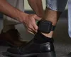 Polițist din Caransebeș, obligat de instanță să poarte brățară electronică. A fost emis un ordin de protecție pentru trei luni