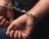 Procuror reţinut după ce a tras cu o armă în timp ce era imobilizat de poliţişti după un scandal. Avea la el și un cuțit